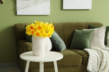 Sarı nergisli vazo oturma odasında, yakın plan.