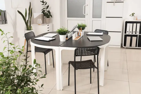 Çalışma yeri ve bitkileri olan modern ofis.