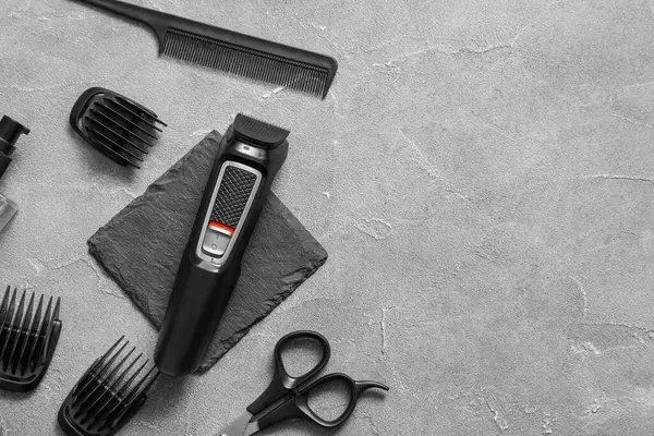Gri grunge arka planda erkek traş aksesuarları.