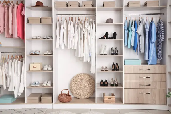 Şık bahar kıyafetleri ve aksesuarları olan modern gardırop.