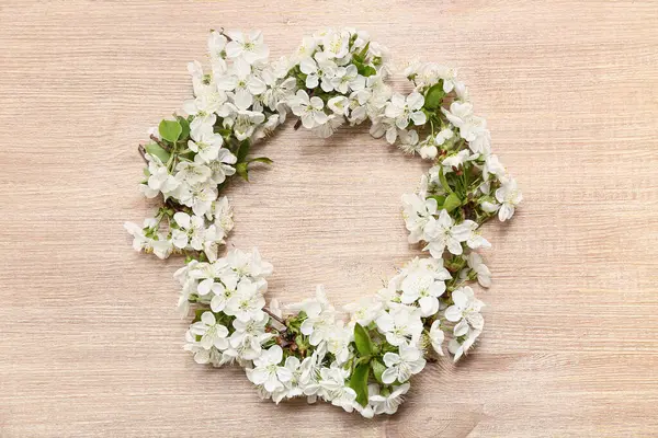 Ahşap arka plan güzel çiçek açması dallarında çerçeve yapılmış