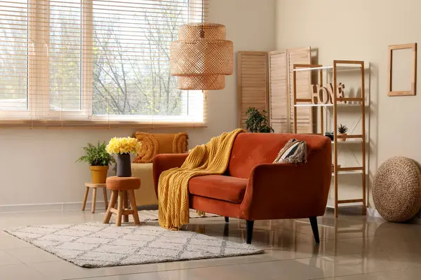 Oturma odasında ekose ve güzel nergislerle dolu rahat bir kanepe.