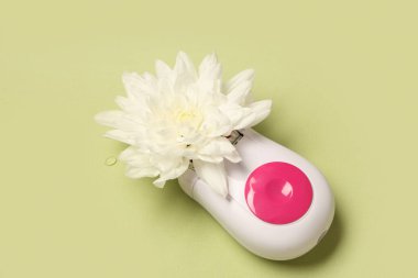 Yeşil arka planda çiçekli modern epilator