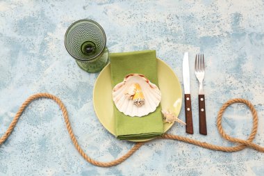 Deniz kabukları ve mavi grunge arka planda halat ile güzel masa ayarları