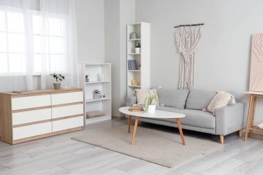 Oturma odasında masası olan şık bir kanepe.