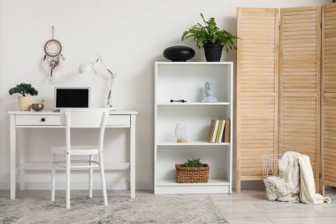 İş yeri, Tibet şarkı kasesi ve glukofon olan ışık ofisinin içi