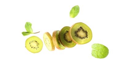 Uçan taze kivi dilimleri ve beyaz arka planda nane.