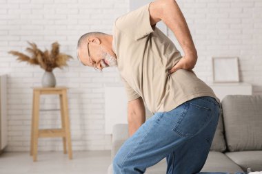 Olgun adam evde sırt ağrısı acı