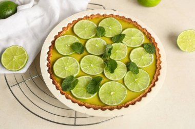 Beyaz arkaplanda nane aromalı lezzetli limonlu turta.