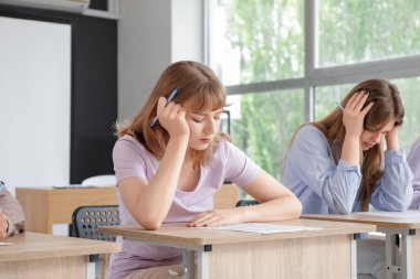 Sınıfta zor sınavı geçen kız öğrenci.