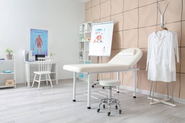 Kanepesi, çizelgesi ve doktorunun çalışma yeri olan bir tıp bürosu.