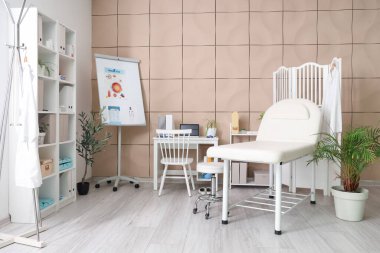 Kanepe, katlama ekranı ve doktorların çalışma yeri olan sağlık bürosu.