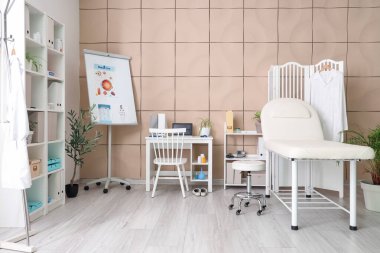 Kanepe, katlama ekranı ve doktorların çalışma yeri olan sağlık bürosu.