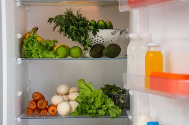 Farklı taze ürünleri olan buzdolabı. Yakın çekim.