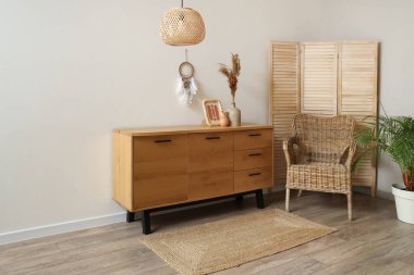 Odanın içinde ahşap klozet ve koltuk var.