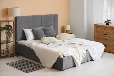 Büyük yataklı ve lambalı şık bir yatak odası.