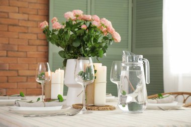 Yemek odasında çiçeklerle süslenmiş güzel bir masa.