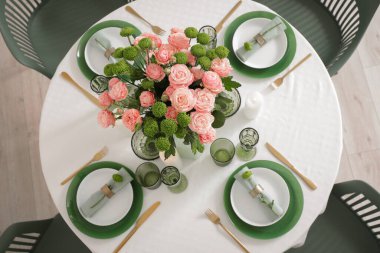 Yemek odasında düğün için servis edilen güzel bir masa. Üst görünüm