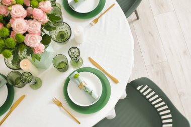 Yemek odasında düğün için servis edilen güzel bir masa. Üst görünüm