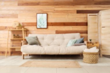 Rahat kanepe, rattan sepet ve kahve masası olan şık bir oturma odası, bulanık manzaralı.