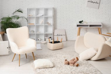 Koltuklu dağınık oturma odasının içi