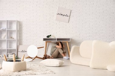 Deprem sırasında masanın altında saklanan kadın.