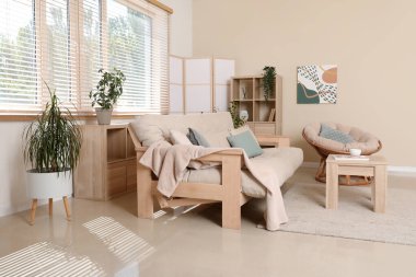 Rahat kanepesi, koltuğu, sehpası ve katlanır ekranı olan şık bir oturma odası.