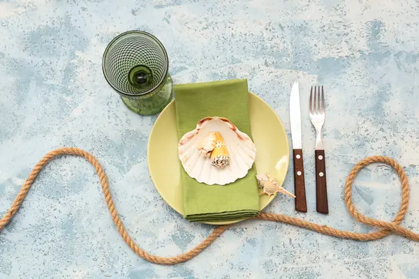 Deniz kabukları ve mavi grunge arka planda halat ile güzel masa ayarları