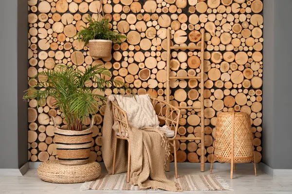 Hasır koltuklu, çiçekli, ekose ve merdivenli güzel bir oturma odası.