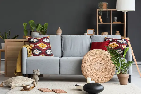 Kanepe ve yoga ekipmanlarıyla modern oturma odasının içinde.