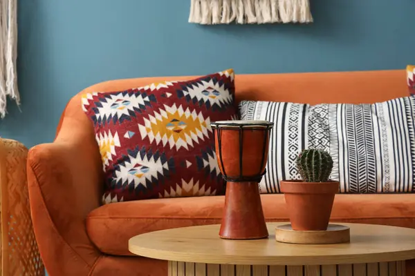 Tam-tam davul ve kaktüs oturma odasında, yakın plan.