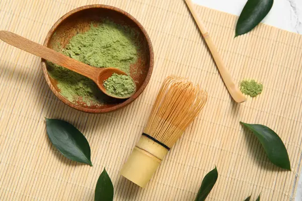 Beyaz arka planda Chasen ve Chashaku ile ahşap kibrit tozu kasesi.