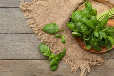 Ahşap zemin üzerinde taze fesleğen yaprakları olan tahta.