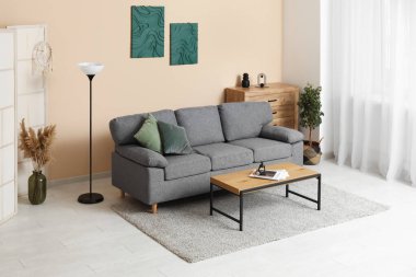 Siyah kanepesi ve sehpası olan modern oturma odasının içinde.