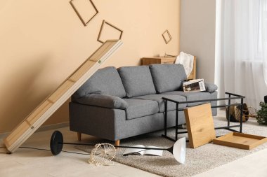 Depremden sonra koltuğu olan bir oturma odası.