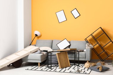 Güçlü bir depremden sonra oturma odasının içinde.