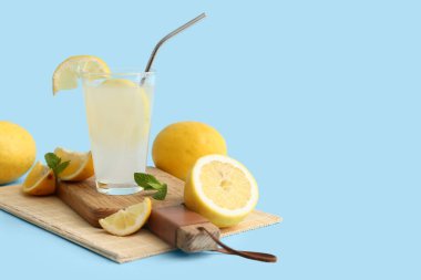 Mavi arka planda naneli taze limonata.