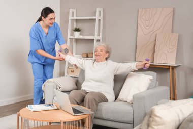 Evde halterli ve fizyoterapistli son sınıf kadın eğitimi.