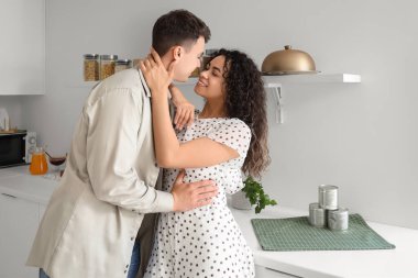 Genç çift mutfakta sarılma sevgi dolu