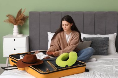 Pasaportunu bavulunda taşıyan genç bir kadın. Seyahat kavramı