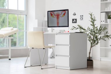 Jinekoloğun işyeriyle birlikte tıp bürosunun içinde.