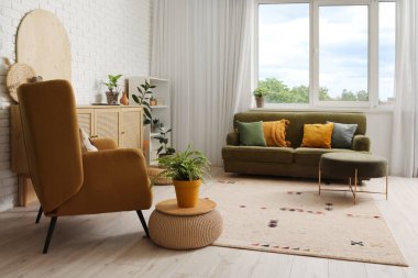 Rahat kanepesi, koltuğu ve çekmeceleri olan modern bir oturma odası.