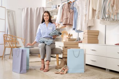 Kotlu kadın satıcı giyim mağazasından online sipariş alıyor.