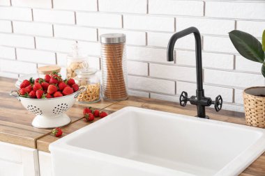 Mutfaktaki tezgahta lezzetli çilekli Colander.