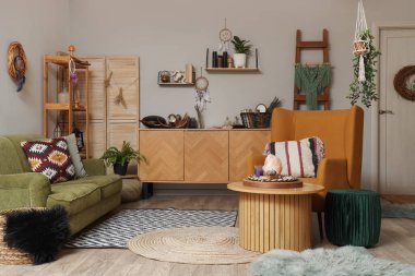 Büyülü özellikleri olan cadı odasının içi, masa ve koltuk.