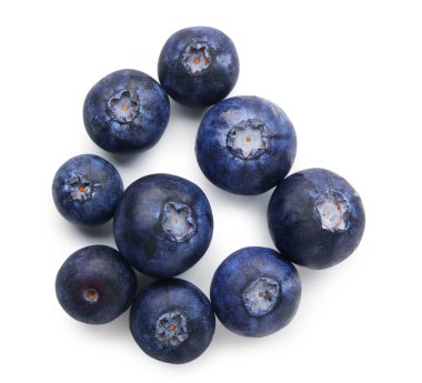 beyaz arkaplanda taze yaban mersini