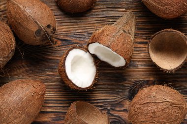 Ahşap arka planda taze hindistan cevizleri