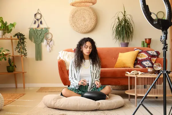 Evde glukofon kayıt videosu olan genç Afro-Amerikan cadı.