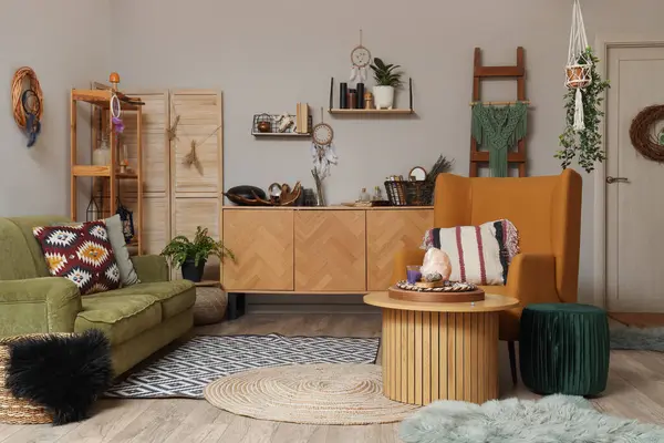 Büyülü özellikleri olan cadı odasının içi, masa ve koltuk.