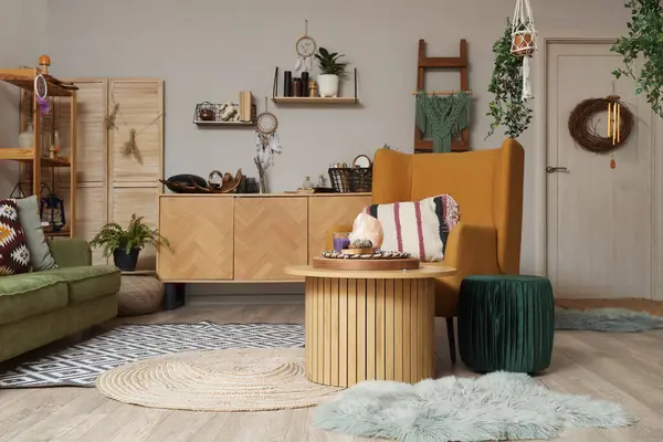 Büyülü özellikleri, koltuğu ve masası olan bir cadı odası.